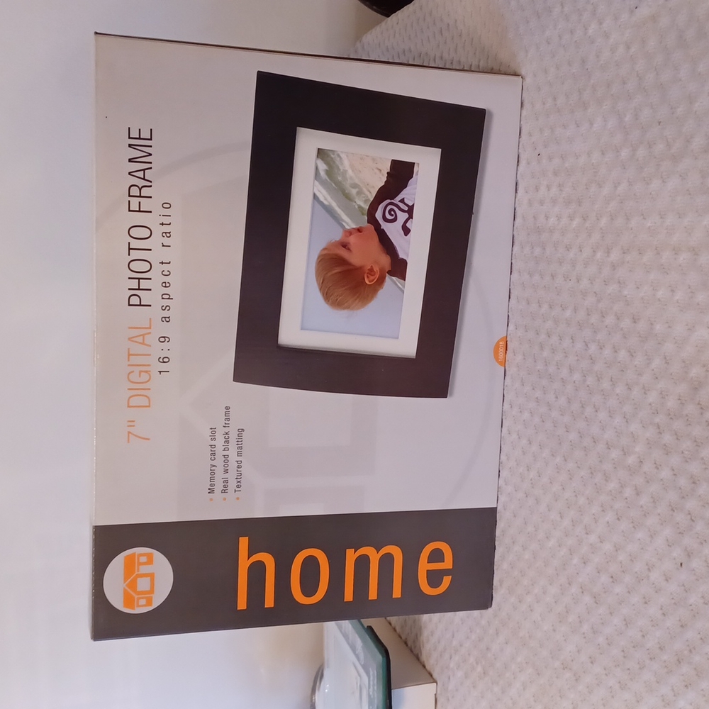 (NIB) Digital Photo Frame 7"...Priced right
